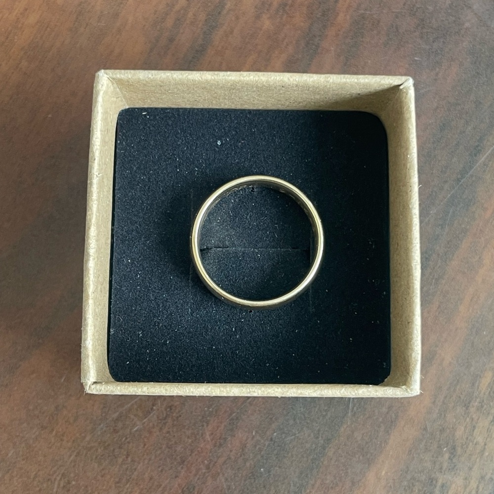 Solid 14k yellow gold band - Picture 2 of 5